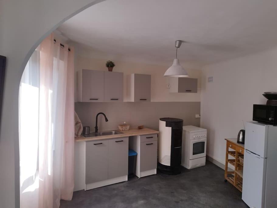 Jolie Maison De Bourg Tout Equipee 10Km D'Ambert Saint-Amant-Roche-Savine エクステリア 写真