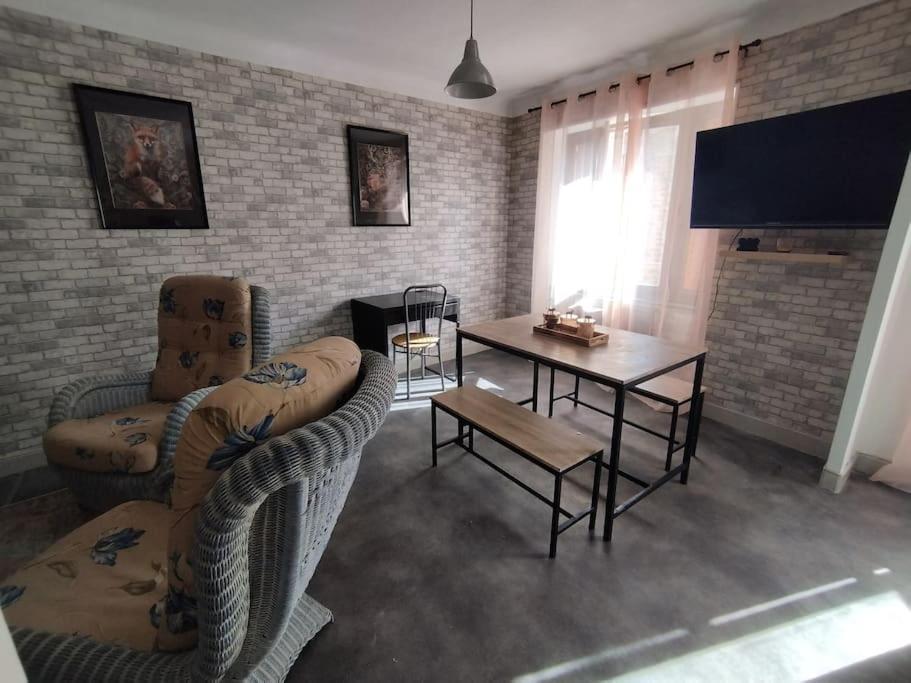 Jolie Maison De Bourg Tout Equipee 10Km D'Ambert Saint-Amant-Roche-Savine エクステリア 写真